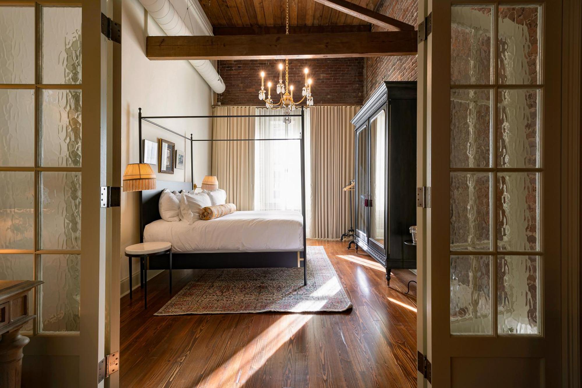 Hotel Cleo, Knoxville Downtown, A Tribute Portfolio Hotel Bagian luar foto