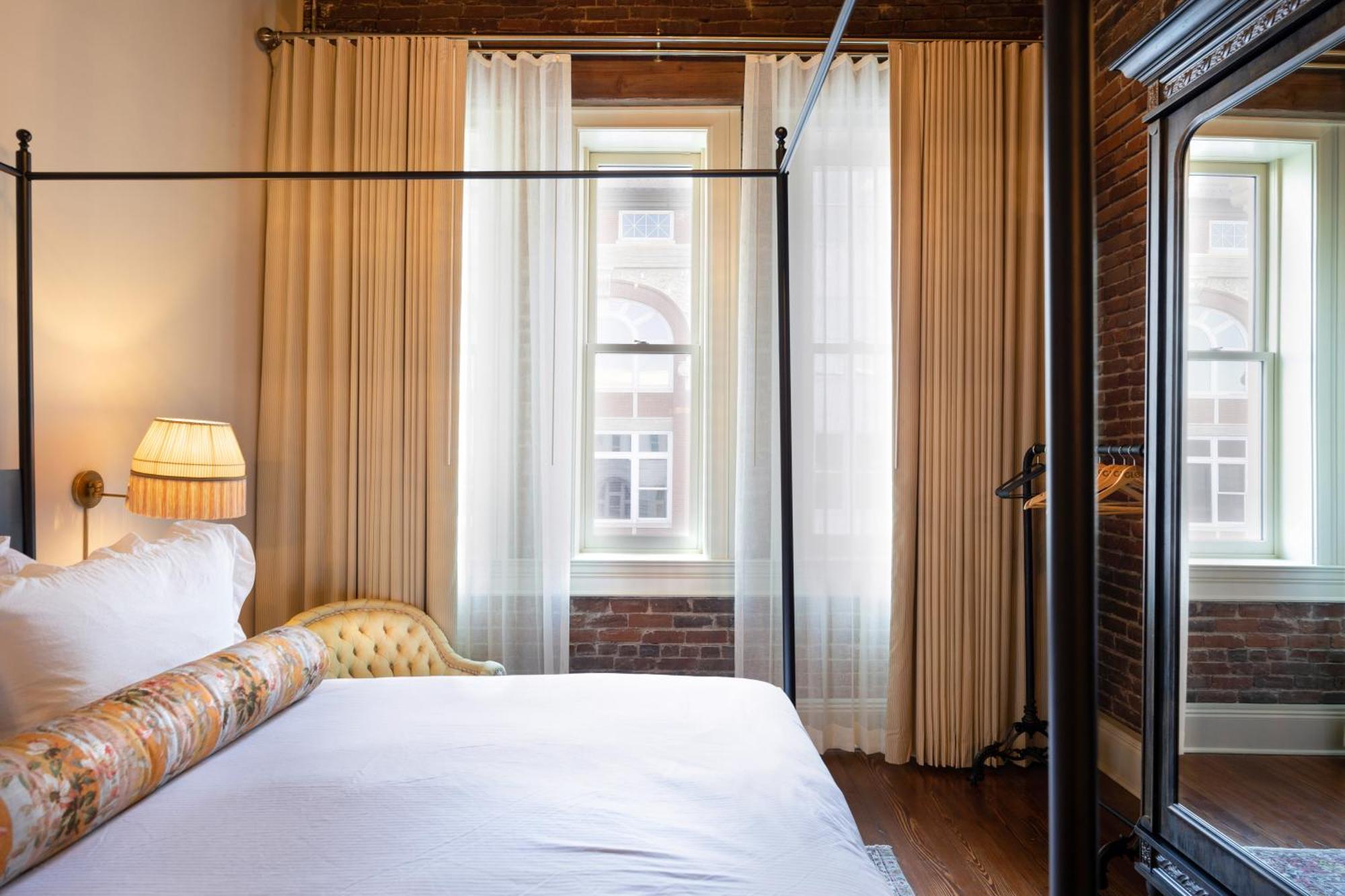 Hotel Cleo, Knoxville Downtown, A Tribute Portfolio Hotel Bagian luar foto
