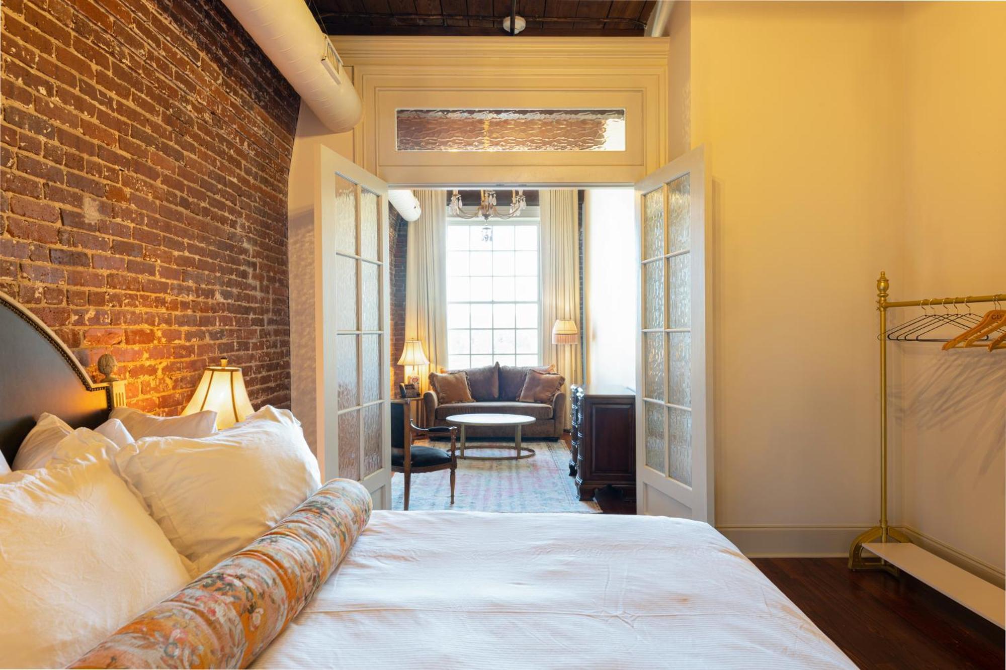 Hotel Cleo, Knoxville Downtown, A Tribute Portfolio Hotel Bagian luar foto