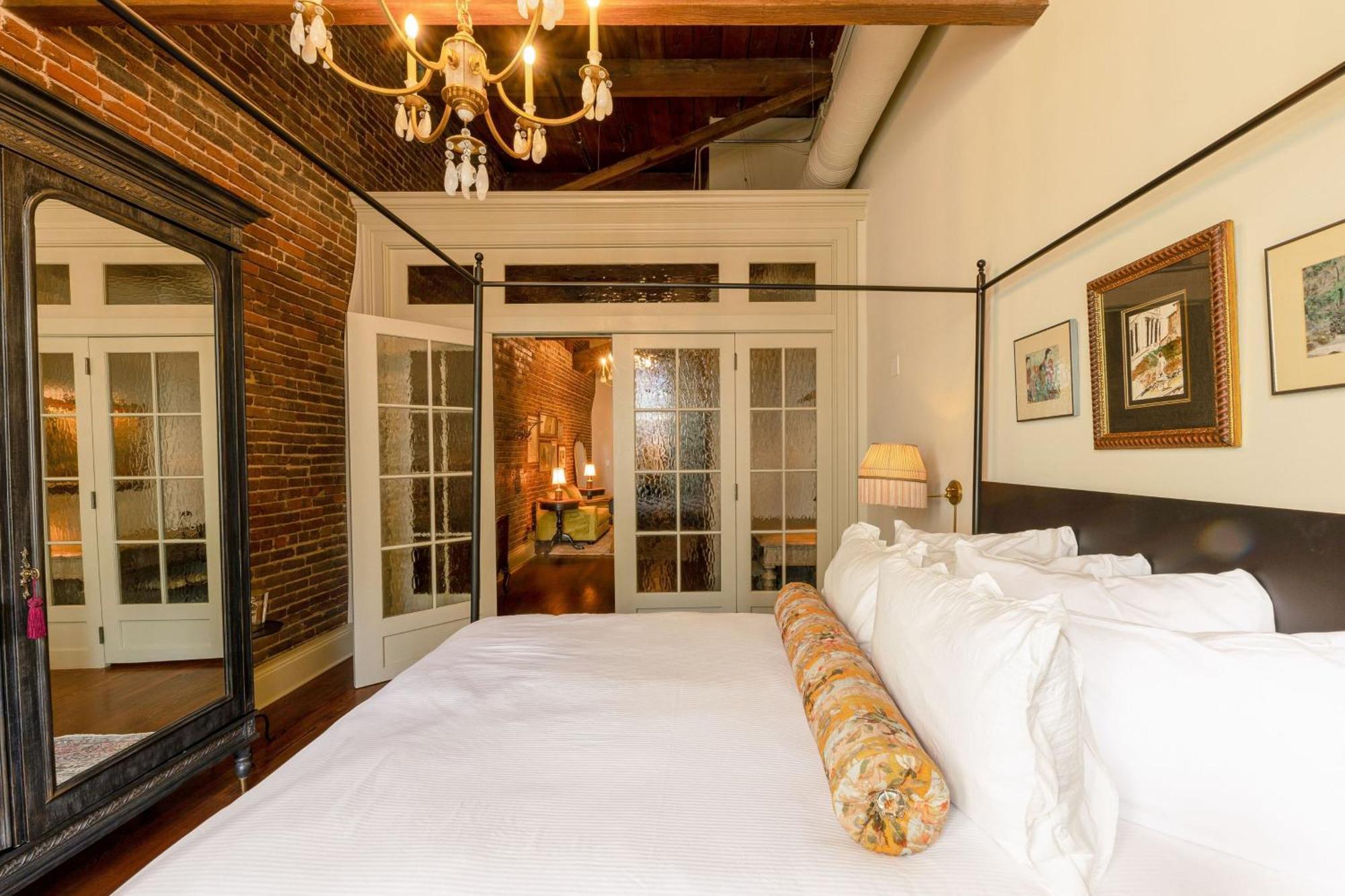Hotel Cleo, Knoxville Downtown, A Tribute Portfolio Hotel Bagian luar foto