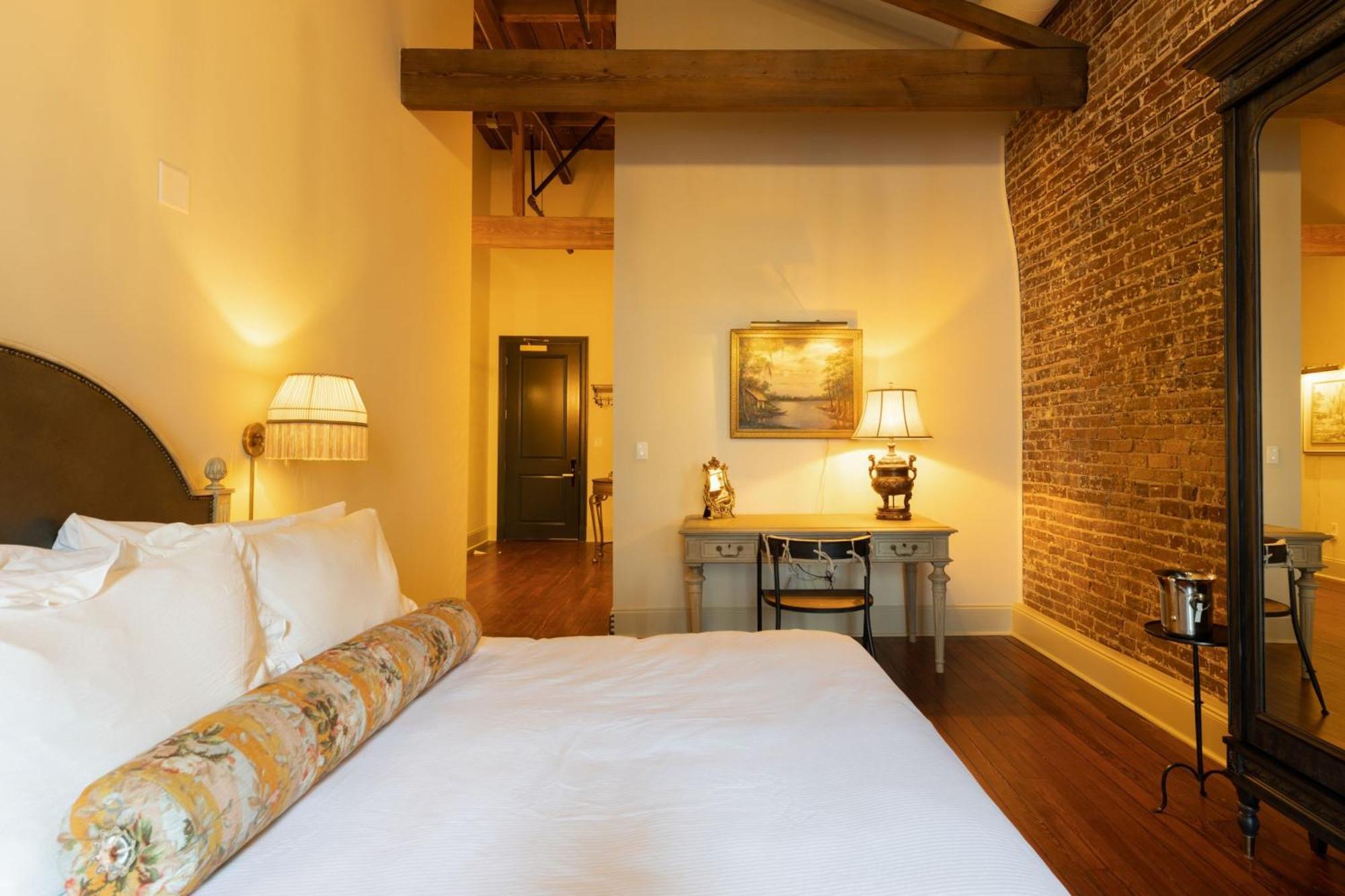 Hotel Cleo, Knoxville Downtown, A Tribute Portfolio Hotel Bagian luar foto