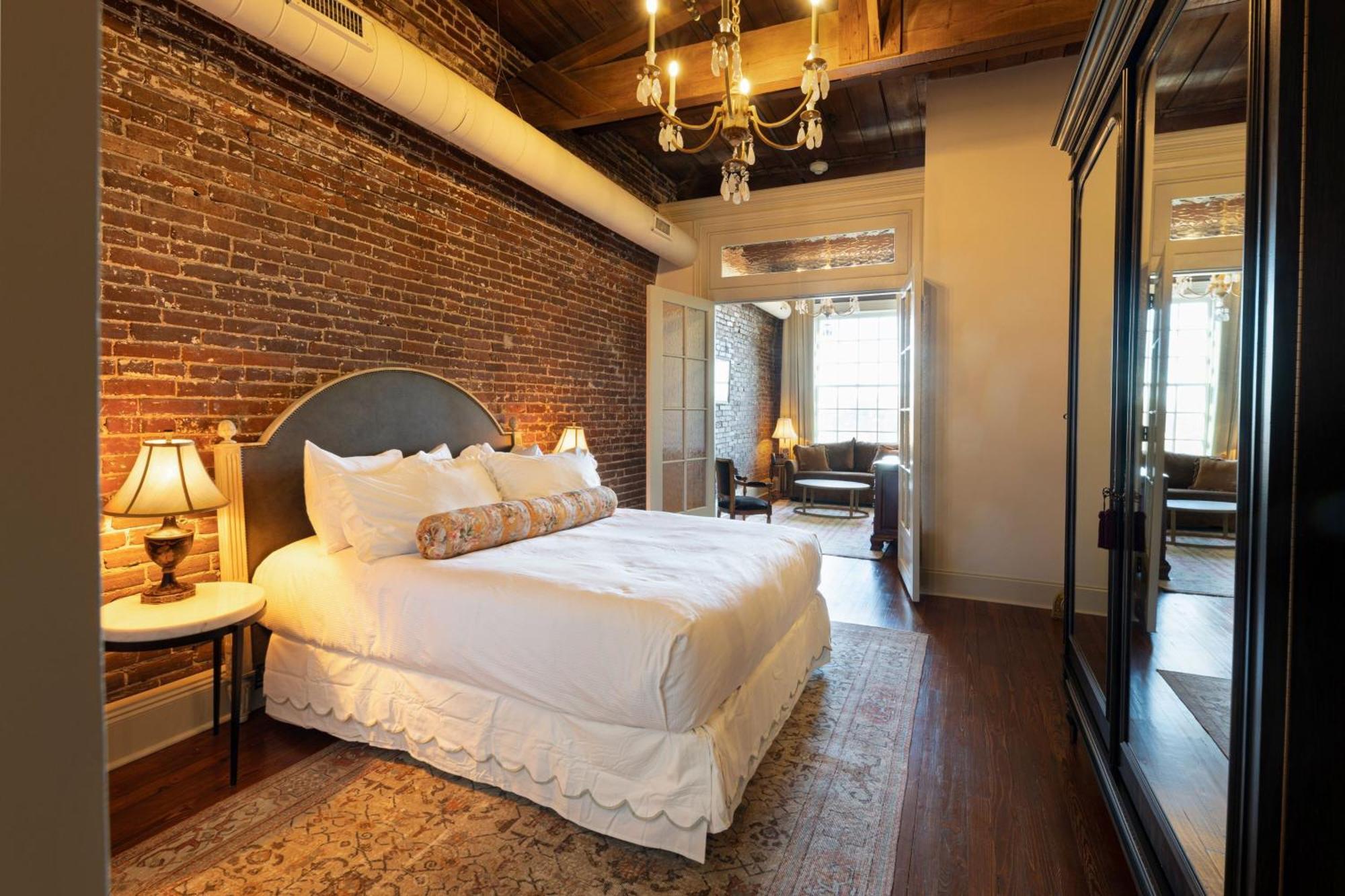 Hotel Cleo, Knoxville Downtown, A Tribute Portfolio Hotel Bagian luar foto